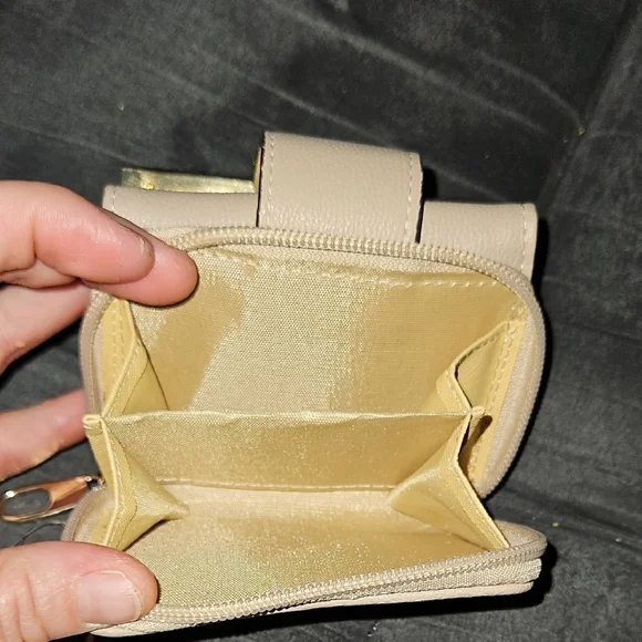 Chic Womens Beige Vegan Leather Wallet Gold Bow Button Clasp Zipper Pouch NWT - Picture 6 of 9